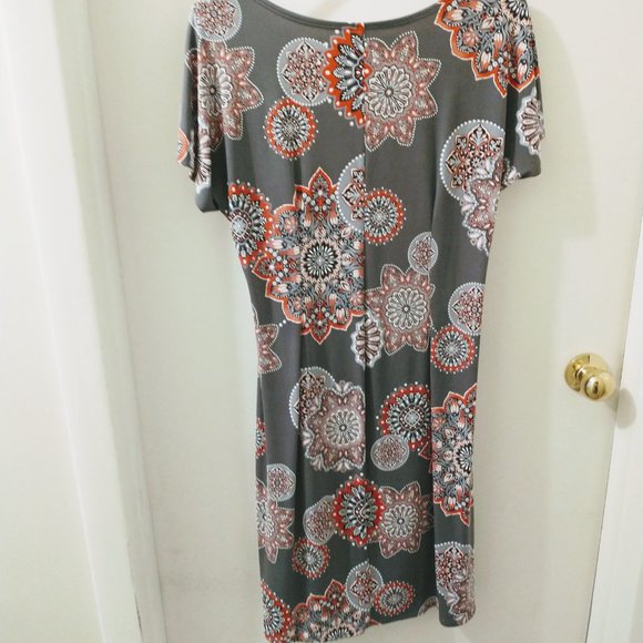 Stunning on accentuate s the waist medallion dress - Picture 3 of 3